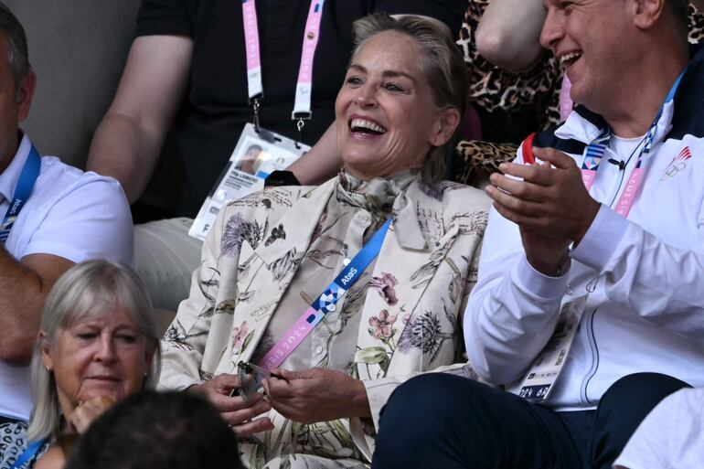 La actriz estadounidense Sharon Stone observa la final masculina de tenis entre el español Carlos Alcaraz y el serbio Novak Djokovic en la cancha Philippe-Chatrier del estadio Roland-Garros durante los Juegos Olímpicos de París 2024. (CARL DE SOUZA / AFP)