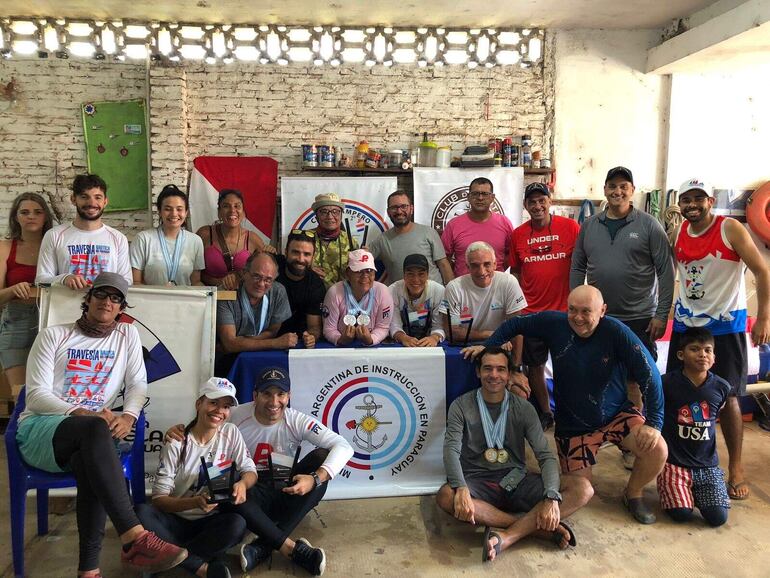 Los flamantes ganadores de la regata “Aniversario Misión Naval Argentina” que disfrutaron de una exitosa jornada.