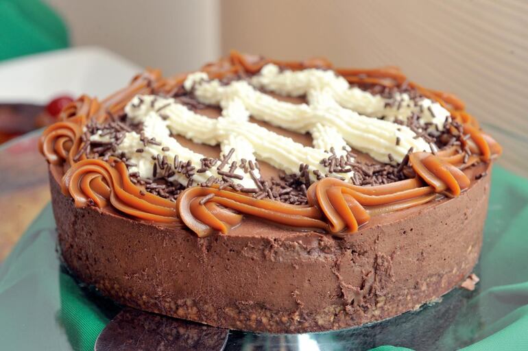 Torta brownie con mousse de chocolate.