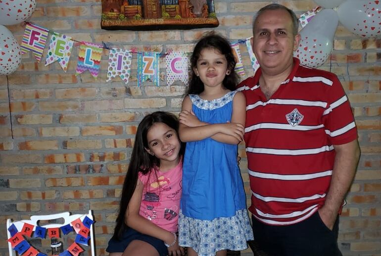 Pablo Guerrero con sus hijas Ariana y Paula. (Gentileza/Pablo Guerrero)