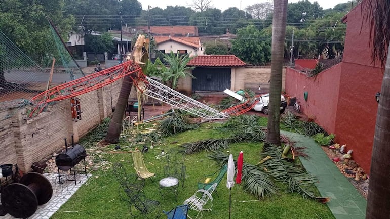 La antena de la radio Nuevo Tiempo que el 2022 se desplomó sobre una casa en medio de una tormenta.