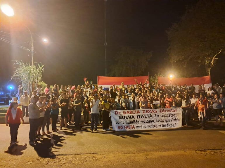 Pobladores de Nueva Italia vienen manifestándose desde hace semanas para pedir la reposición del doctor Jorge García en la dirección del centro de salud.