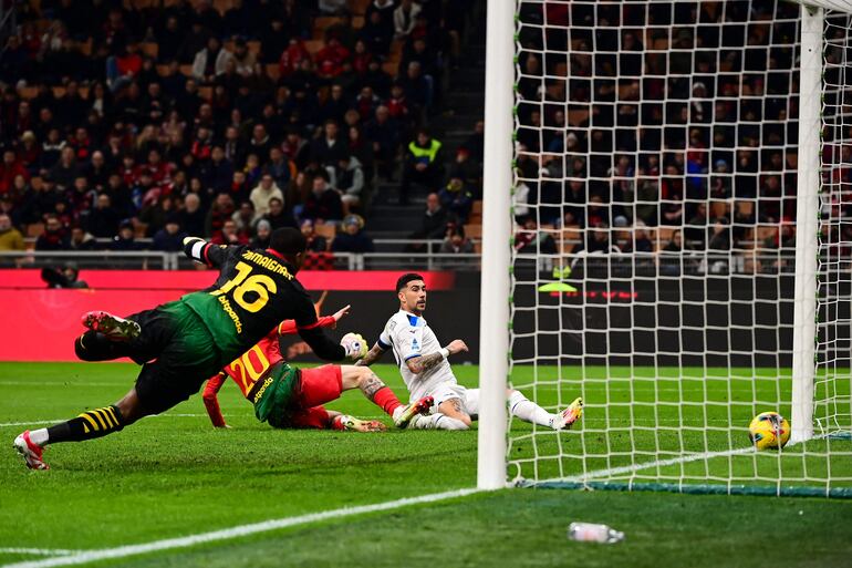 TOPSHOT - Lazio's Italian midfielder #10 Mattia Zaccagni scores his team's first goal during the Italian Serie A football match between AC Milan and S.S Lazio at San Siro stadium in Milan, on March 2, 2025. (Photo by Piero CRUCIATTI / AFP)