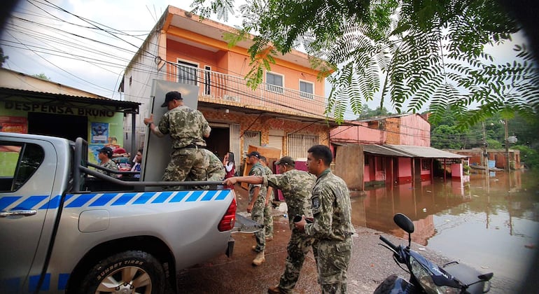 Militares de la Base Naval del Este se encargaron de la evacuación de afectados esta mañana. 