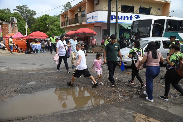 Feligresía debe caminar entre baches y aguas residuales.