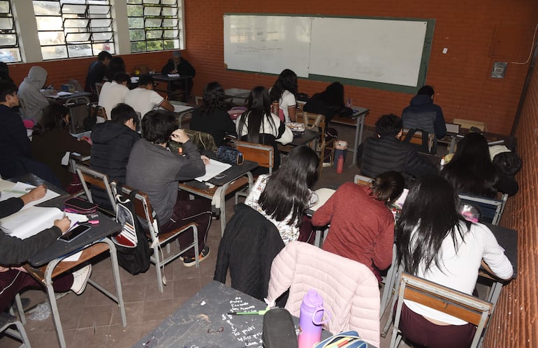 Estudiantes del Colegio Nacional de Lambaré dan clases con una profesora ad honorem, por la falta de rubros.