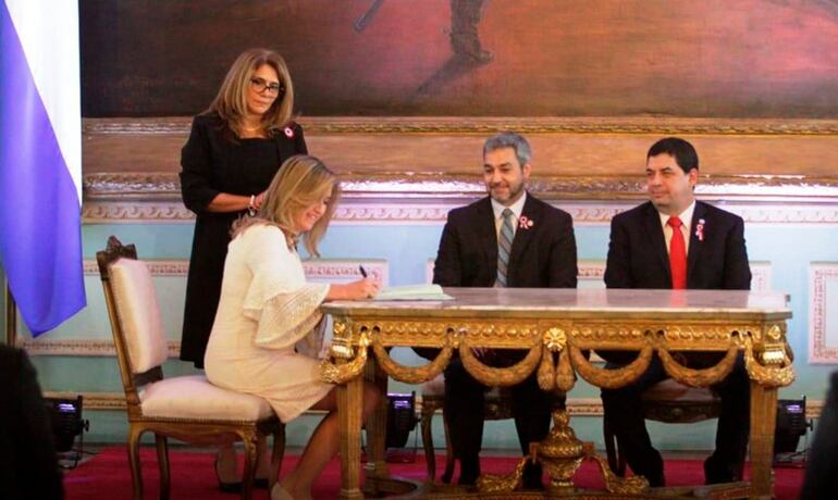 Ana María Zubizarreta (firmando) asumió como escribana mayor de Gobierno en mayo de 2019.