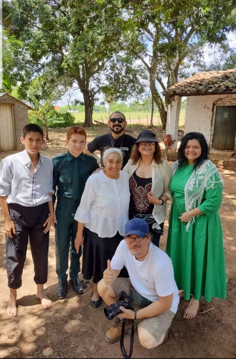 Los participantes del videoclip con la soprano Delia Picaguá Bordón.