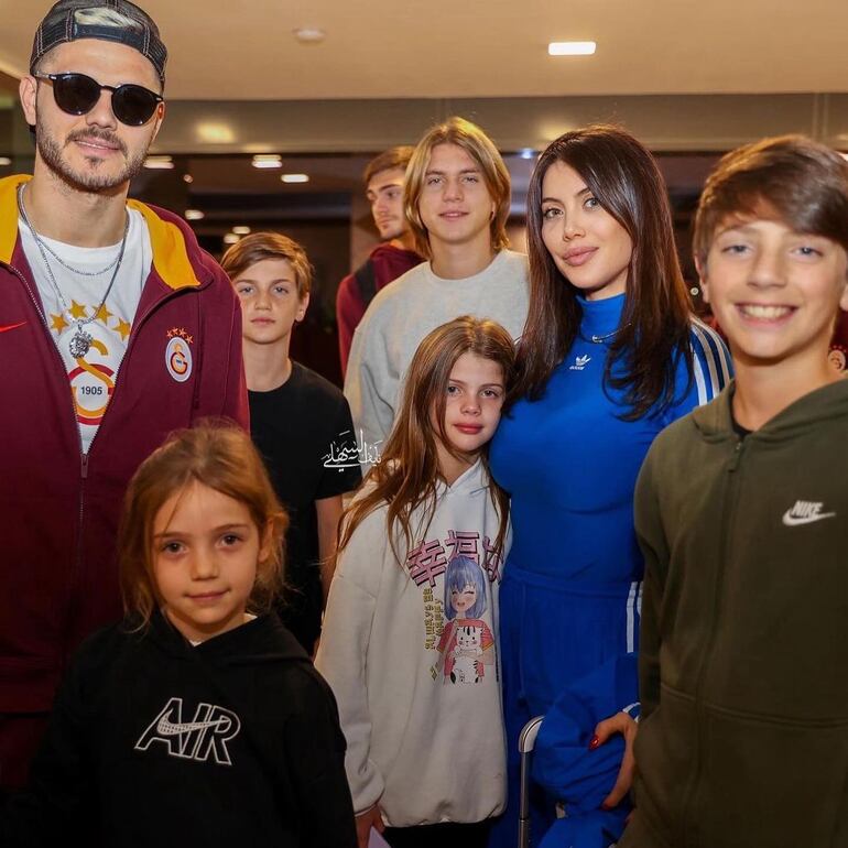 Wanda Nara junto a su esposo Mauro Icardi y sus cinco hijos: Valentino, Constantino, Benedicto, Francesca e Isabella. (Instagram/Wanda Nara)