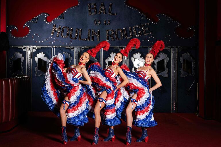 Las bailarinas del Moulin Rouge Fanny, Keira y Alana con los trajes franceses de cacan.