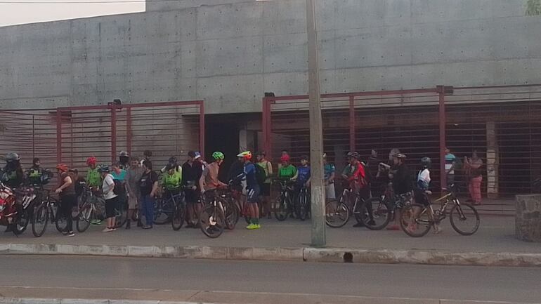 Ciclistas preparándose para ingresar al Memorial 1-A.