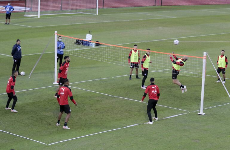 No solo fútbol forma parte de los entrenamientos de la selección de Eduardo Berizzo. Además del famoso fútbol tenis (cancha amplia y mesa), también un atractivo juego de vóley favorece a los aprestos albirrojos