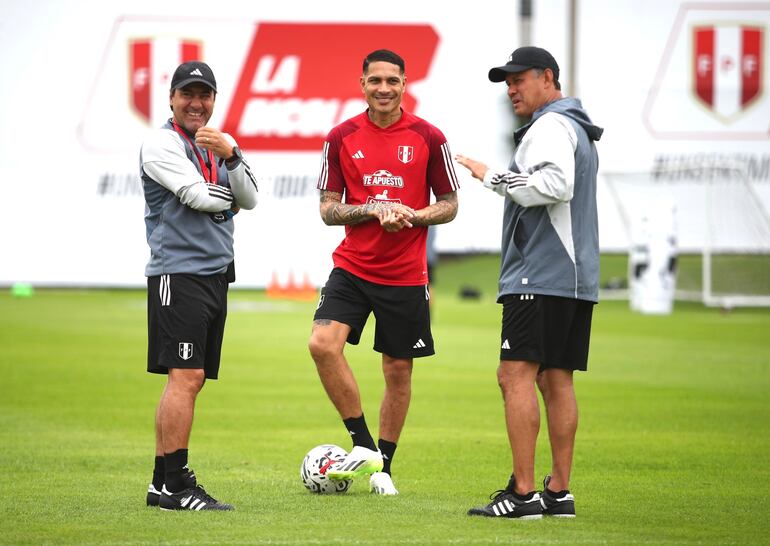 Paolo Guerrero (c), jugador de la selección de Perú, en el entrenamiento del plantel.