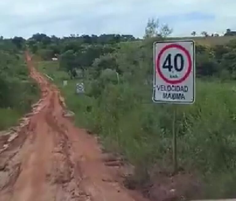 Señales de tránsito en camino vecinal son consideradas absurdas.