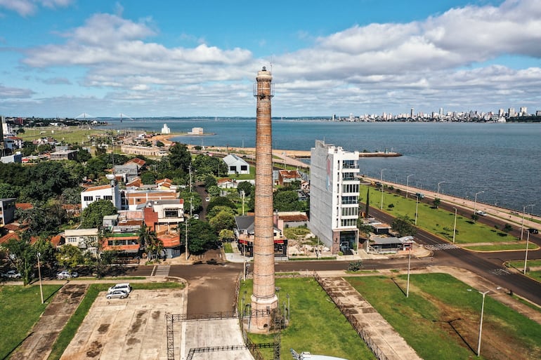 Vista aérea, costanera República del Paraguay, sobre el Centro Cívico Municipal de Encarnación.