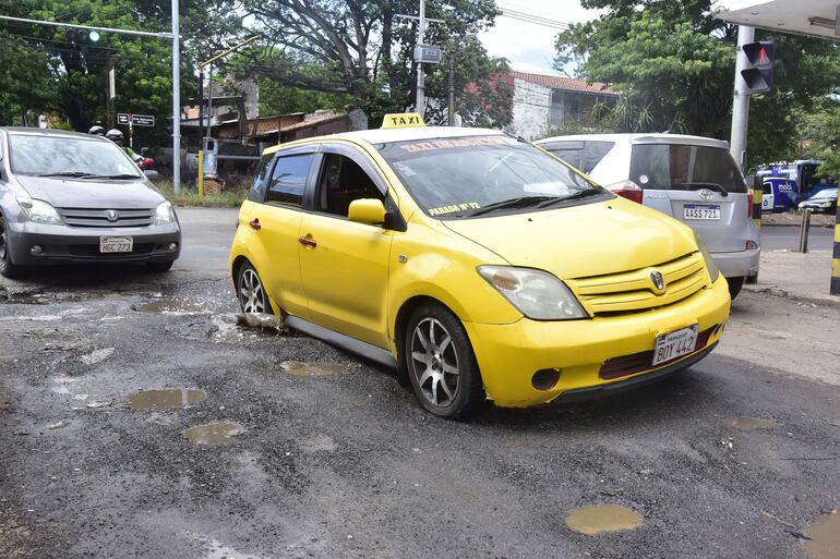 Calle en mal estado en la Avenida Defensores del Chaco y Moroti.