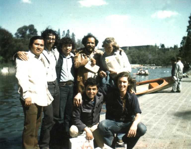 Grupo de infrarrealistas; de pie, se distingue a Roberto Bolaño y Mario Santiago Papasquiaro (segundo y tercero desde la izquierda); abajo, a la derecha, Bruno Montané. México, 1975.