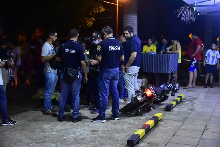 Agentes policiales en pleno procedimiento, luego de que un motochorro fuera abatido en Areguá. Fue en abril pasado.