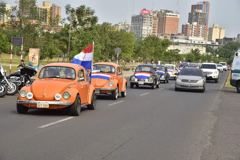 Los clásicos Volkswagen Escarabajo o Fusca estuvieron presentes en la caravana por los 487 años de Asunción.