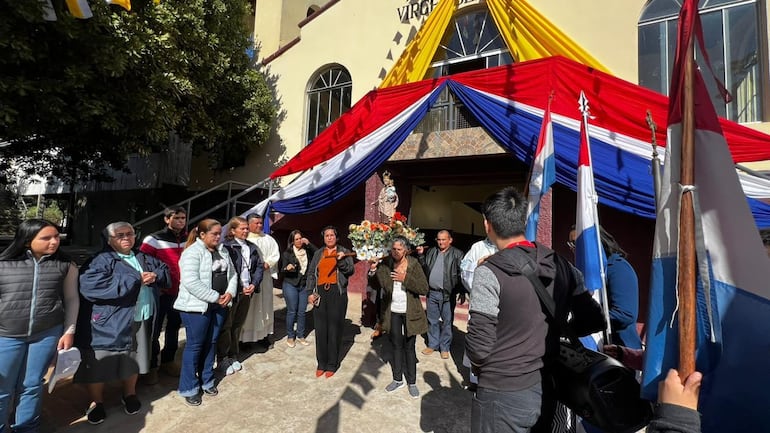 La imagen de la Virgen del Carmen, patrona de la comunidad de Carmelo Peralta, acompañada de files, sale del templo parroquial para la procesión por las calles de la ciudad.