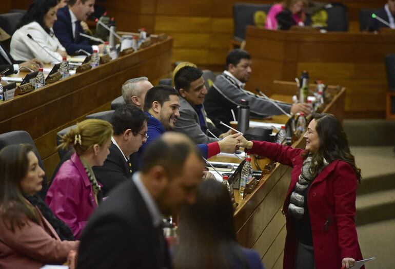 La líder de bancada de HC, Rocío Abed (de rojo) saluda a sus colegas de Fuerza Republicana.