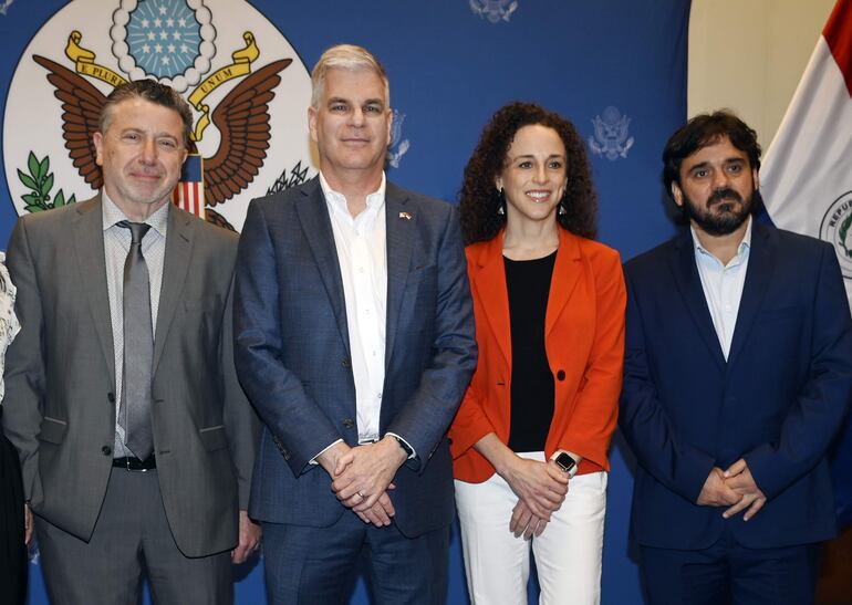 El Prof. Dr. Silvio Waisbord, el embajador de los Estados Unidos, Marc Ostfield; Leanne Cannon y Dante Leguizamón.