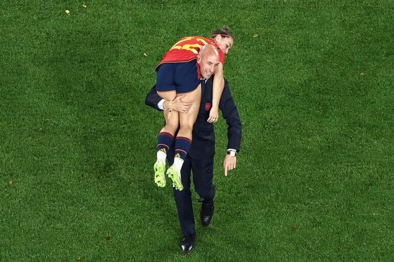 Luis Rubiales no solo se pasó de manos con Jennifer Hermoso. En esta foto se le ve cargando sobre el hombro a la jugadora Athenea del Castillo Beivide, durante los festejos en el campo de juego.