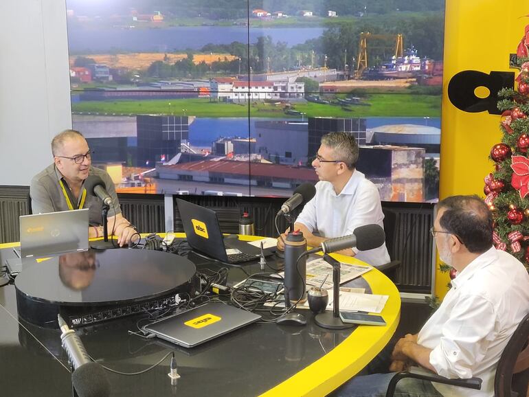 Abogado Jorge Rolón Luna, en estudios de ABC 730 AM. El abogado Jorge Rolón Luna, exmagistrado y excandidato a fiscal general del Estado, en el programa No tiene nombre, analizó los vínculos del crimen organizado en la política paraguaya, en los poderes del Estado como el Judicial. Y confió, “el poder judicial tiene potencial para ser independiente”.