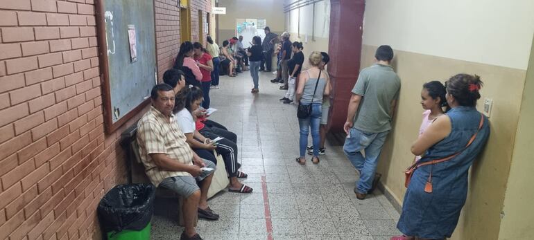 Pacientes aguardando turno para consulta en el Hospital Regional de San Juan Bautista, Misiones.