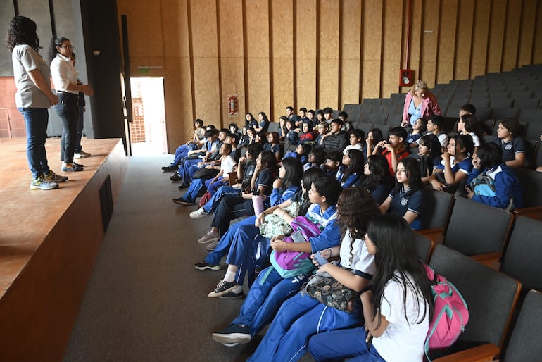 Estudiantes del Colegio Nacional Santísima Trinidad en el auditorio del memorial de 400 sillas - en homenaje a las víctimas -, participan de una charla con Tatiana Gabaglio, sobreviviente del incendio.