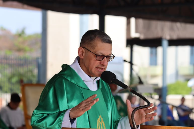 El presbítero César Neri Villagra presidiò la misa en Caaupè.