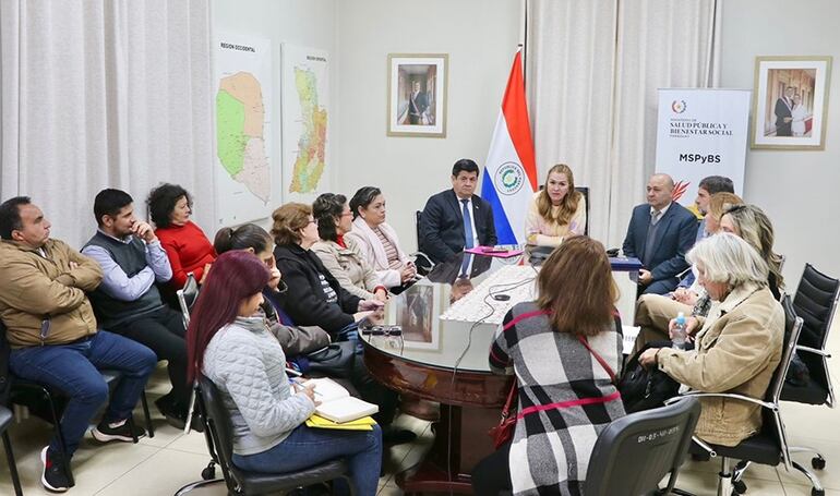 La Ministra de Salud, María Teresa Barán, lideró una reunión con autoridades sanitarias y pacientes oncológicos.