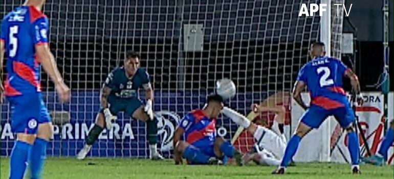 Jugada entre Walter Clar y Alfio Oviedo en el duelo entre Tacuary y Cerro Porteño.