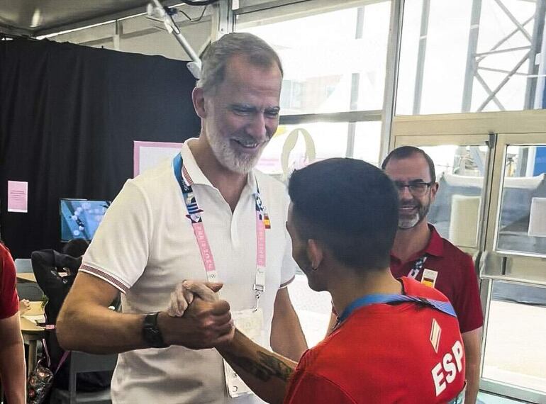 El rey Felipe VI felicita a Alberto Ginés tras su clasificación para la final de escalada combinada en los Juegos Olímpicos de París 2024  en la sede de escalada deportiva de Le Bourget. (EFE/ Cuenta X C.M. el Rey)
