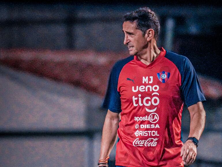 El español Manolo JIménez, entrenador de Cerro Porteño.