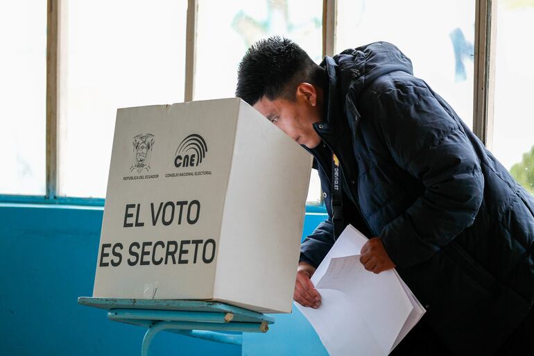 Un hombre vota durante las elecciones presidenciales y legislativas de Ecuador este domingo, en el Colegio Toacazo, en Toacazo (Ecuador).