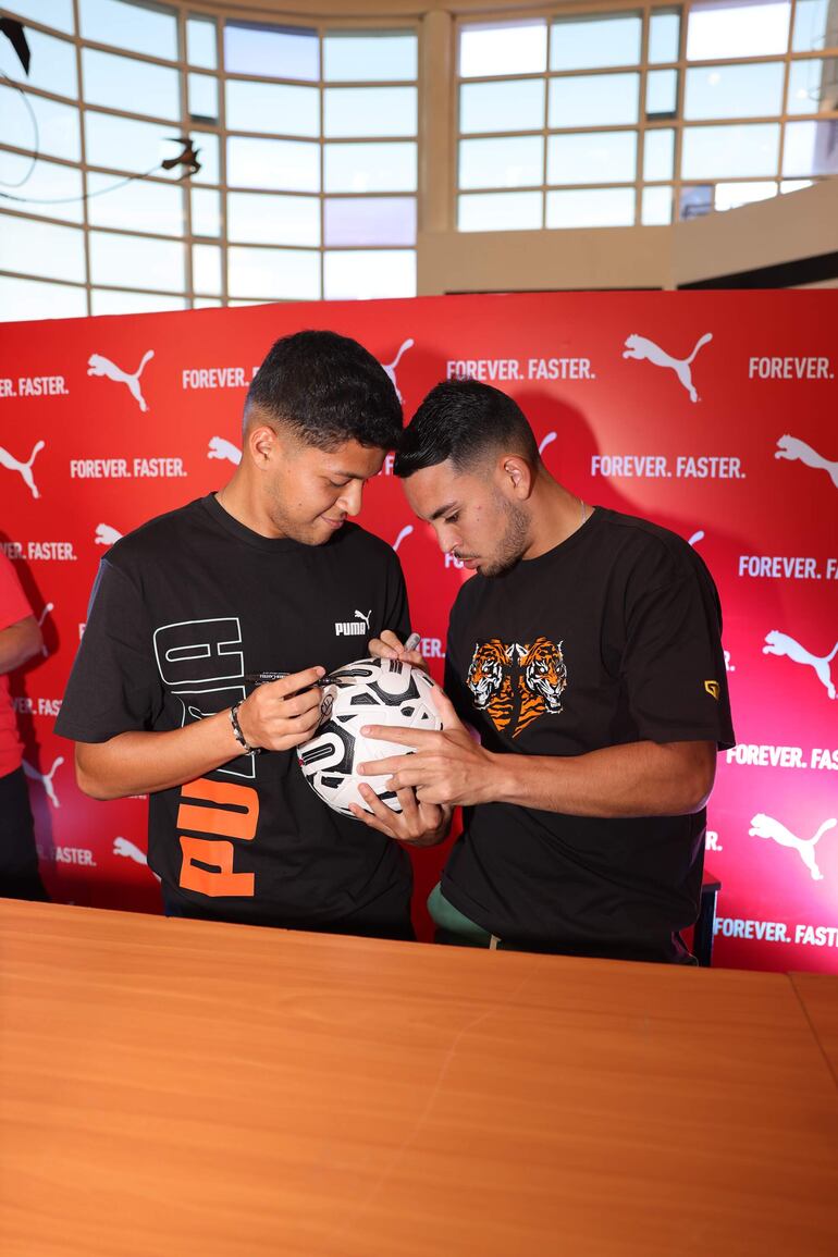 Los jóvenes futbolistas también dejaron sus firmas en los balones.