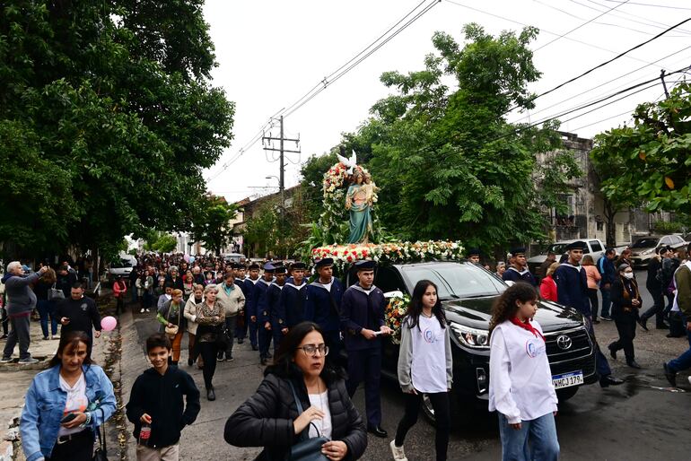 La procesión por María Auxiliadora se realizó en inmediaciones de su parroquia santuario ubicado en Asunción.