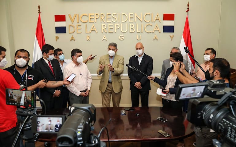 Miembros del FEEI en conferencia de prensa manifestaron su preocupación por los recortes.