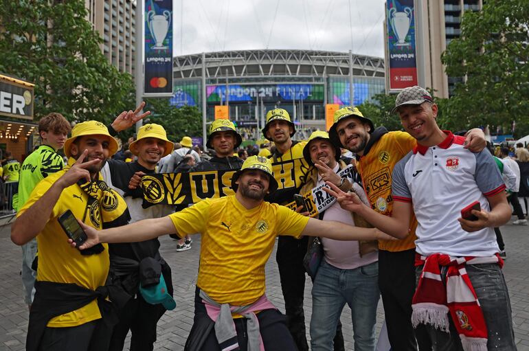 Los aficionados en los alrededores del estadio de Wembley antes de la final de la Champions League entre el Borussia Dortmund y el Real Madrid en Londres. 