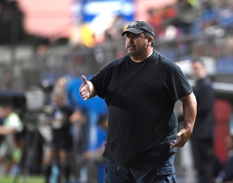 Humberto García, entrenador de General Caballero de Juan León Mallorquín, durante el partido frente a Sportivo Ameliano por la fecha 21 del torneo Clausura 2024 en el estadio Arsenio Erico, en Asunción.