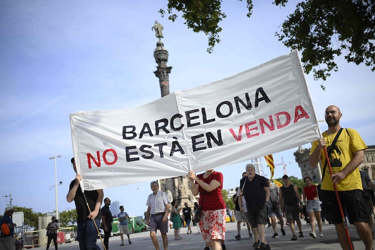 Protesta en Barcelona por alto costo para turistas que afecta a vecinos.