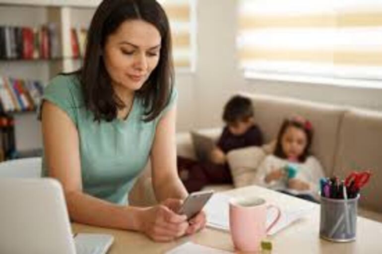 Madres aprovechan aplicaciones para organizar la casa, ocuparse de la educación y mantener saludable a la familia.