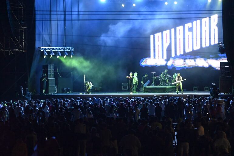 El grupo de cumbia Japiaguar en el escenario de Asunciónico en su última jornada.