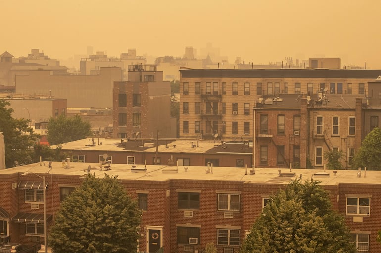 El humo producto de los incendios forestales canadienses envuelve el área de Nueva York, convirtiéndola en la peor calidad del aire del mundo en este momento, como se ve en el distrito de Brooklyn de Nueva York, Nueva York, EE. UU., 07 de junio de 2023.