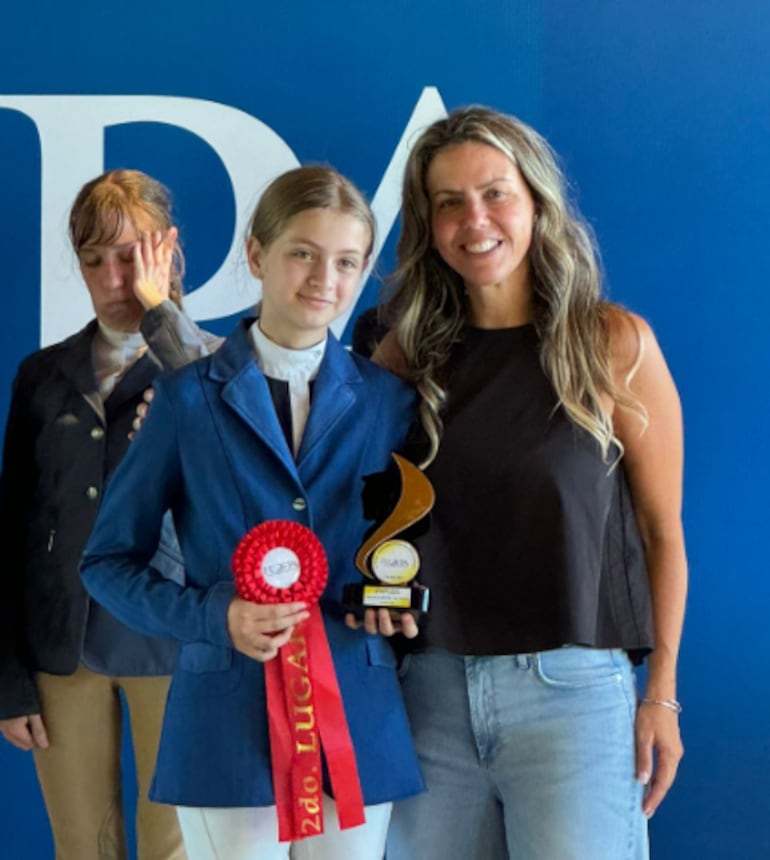 Giovanna Santi, ganadora en Menores 0.70, recibió su premio de manos de Andrea Zuccolillo de Llano, titular del CHP.