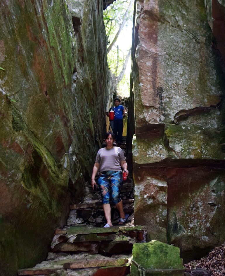 Caverna del “Tejukuare”, en el cerro Indio Dormido.