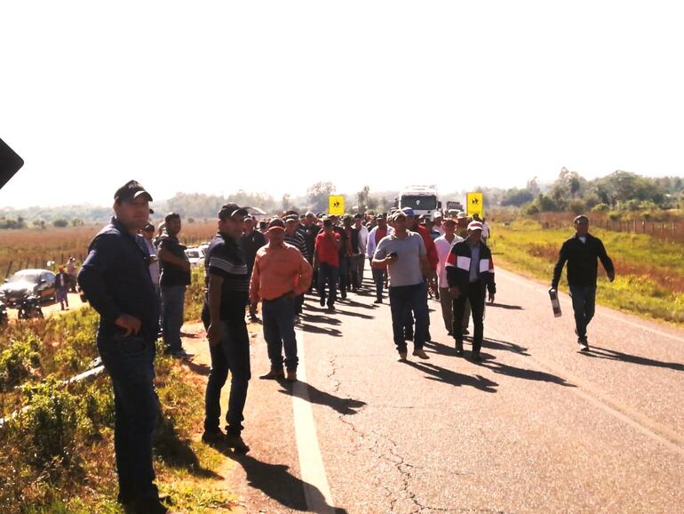 Productores llegaron de diferentes distritos del departamento de Paraguarí, para participar de esta manifestación.