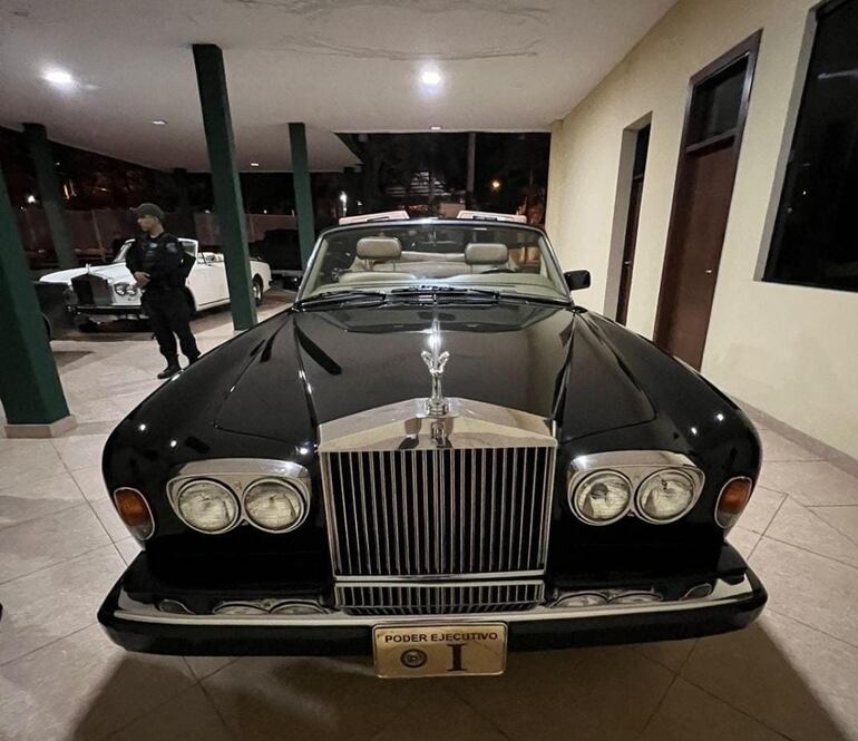 Santiago Peña abordará un lujoso  Rolls-Royce Corniche II, de color negro.