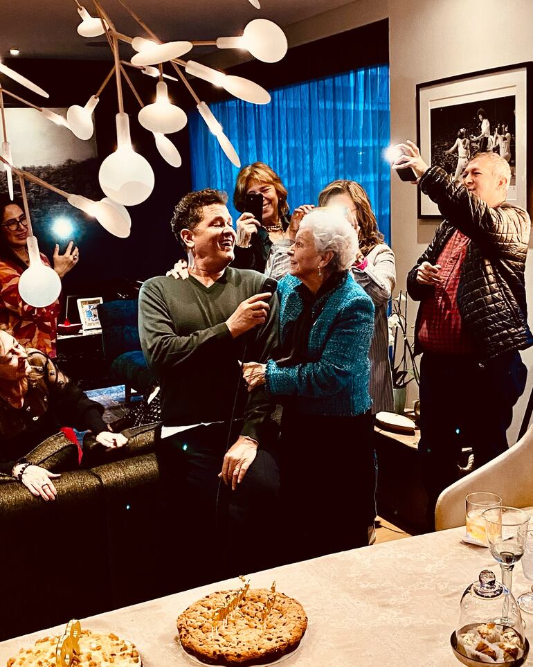 Carlos Vives cantando a su mamá el día de  su cumpleaños número 90. (Instagram/Carlos Vives)